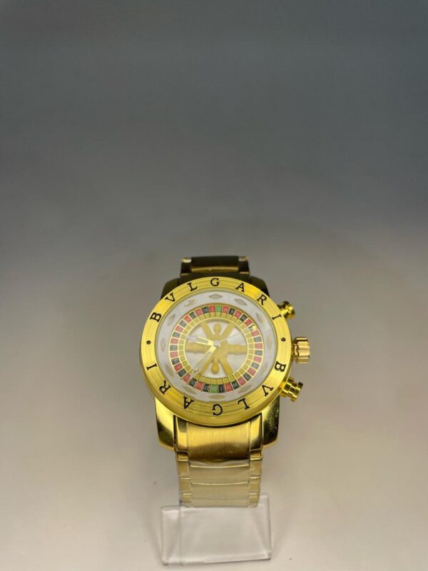 Relógio bulgari roleta dourado fundo branco
