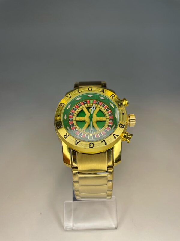 Relógio bulgari roleta dourado fundo verde