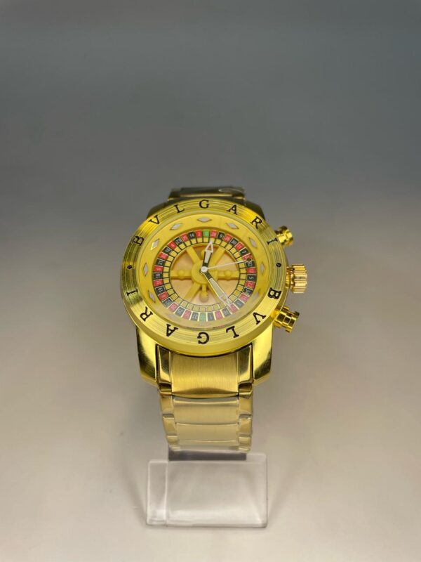 Relógio bulgari roleta dourado fundo dourado