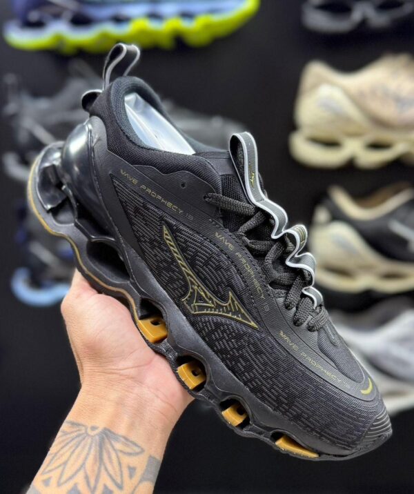 tênis mizuno pro 13 preto/dourado